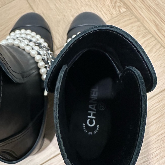CHANEL Captoe Pearl Boots (35) - Picture 10 of 10